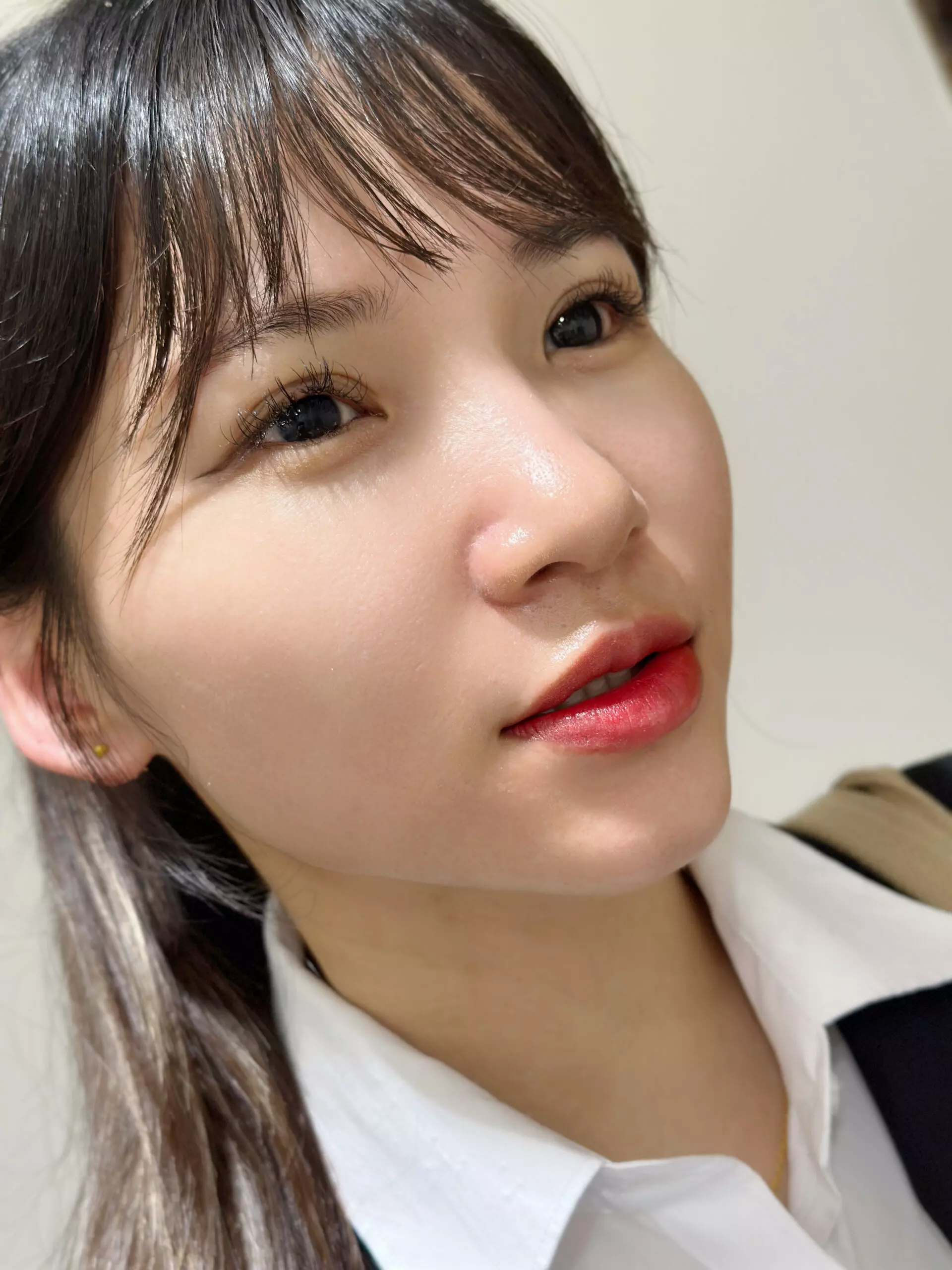 嘴唇黯淡，霧唇後的自然